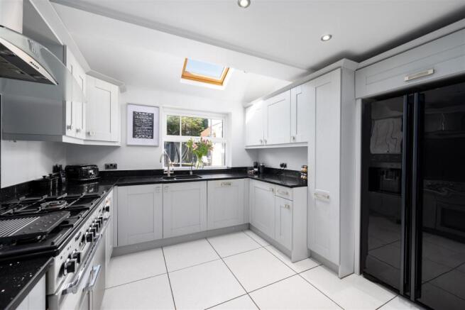6 Kitchen.jpg