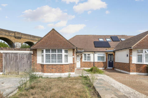 Greenwood Close, Thames Ditton, Surrey, KT7