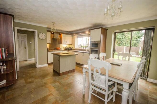 KITCHEN/DINING AREA