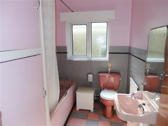 FAMILY BATHROOM :