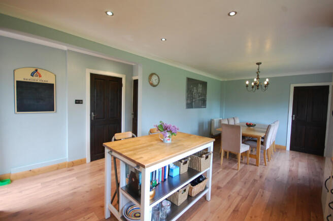 KITCHEN/BREAKFAST