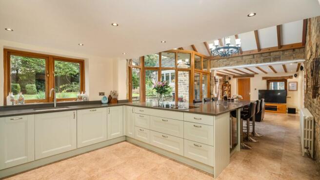 5 bed Detached for sale Image 7