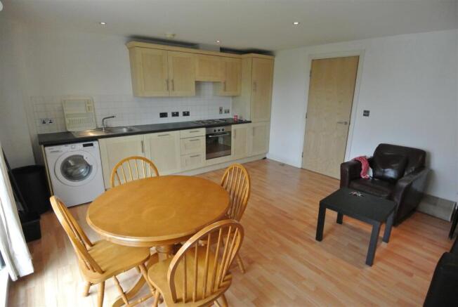 3 bed Flat to rent Image 6