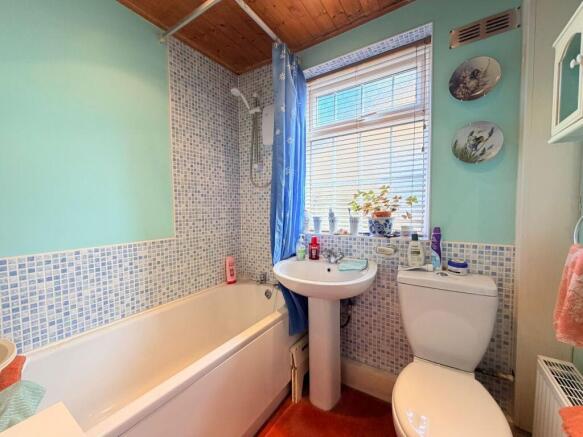 4 bed Semi-Detached Bungalow for sale Image 12
