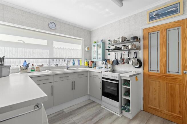Oakleaf Drive, Polegate photo 4