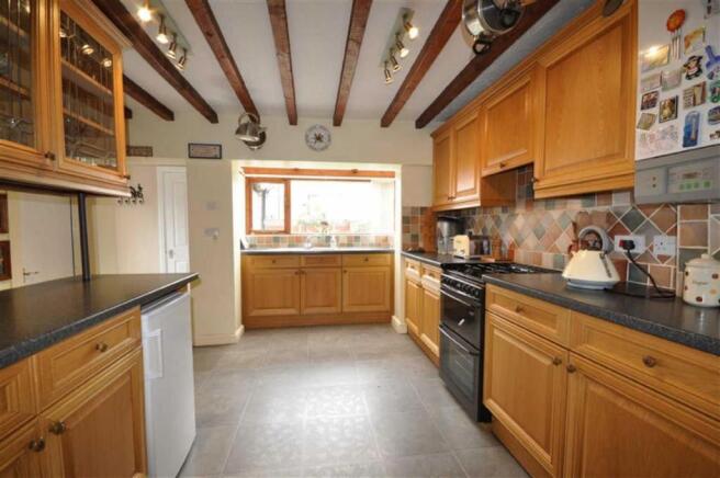 KITCHEN / BREAKFAST 