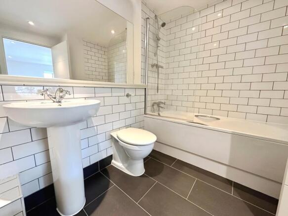 2 bed Penthouse to rent Image 12