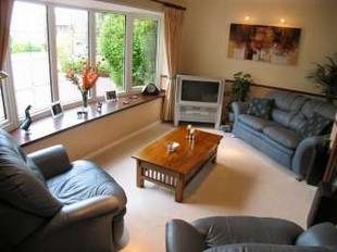 FAMILY/SITTING ROOM 17'2 x 10'11