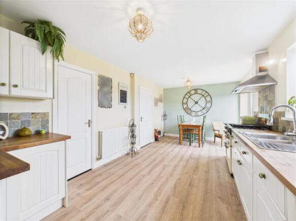 Kitchen 1.jpg