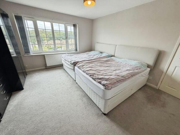 5 bed Detached for sale Image 11