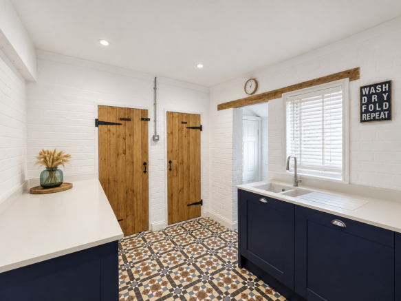 5 bed Detached for sale Image 9