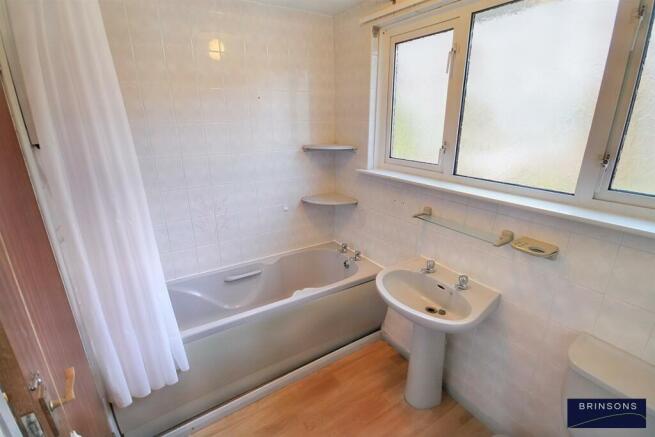 32. BATHROOM.jpg