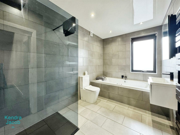 FAMILY BATHROOM SUITE
