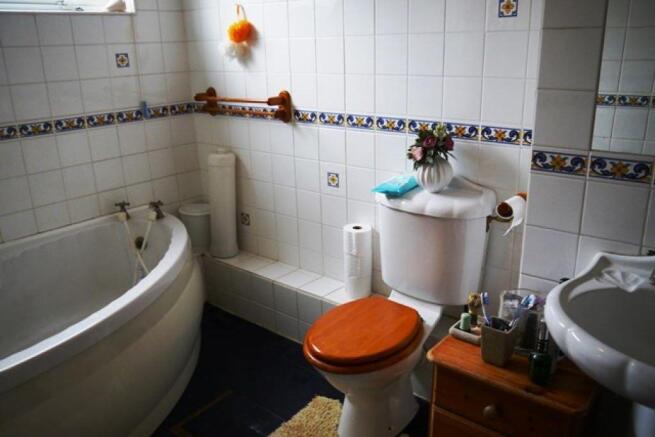FAMILY BATHROOM