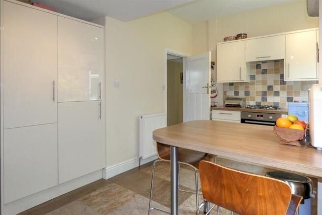BREAKFASTING KITCHEN