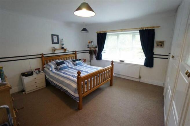 Bedroom No 1 / Ystafell Wely 1: