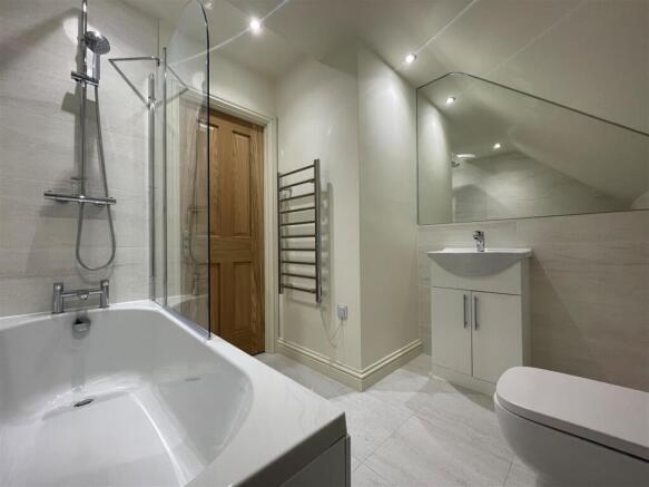 36 Moat House - Bathroom.jpg
