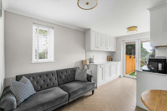 OPEN-PLAN LOUNGE / KITCHEN