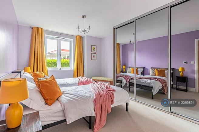 2single/Super King With Fresh Linens, Cozy Decor