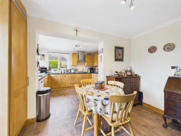 4 bed Detached for sale Image 4