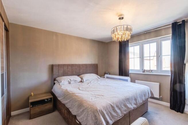 4 bed Detached for sale Image 11