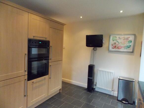 FITTED KITCHEN