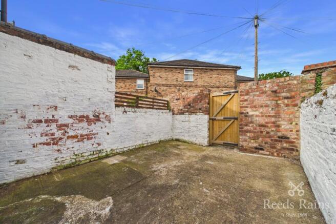 2 bed Terraced to rent Image 9