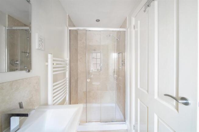 MASTER EN-SUITE