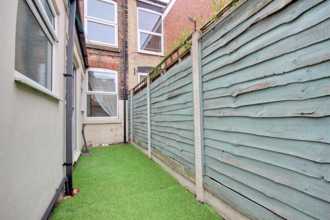2 bed House to rent Image 10