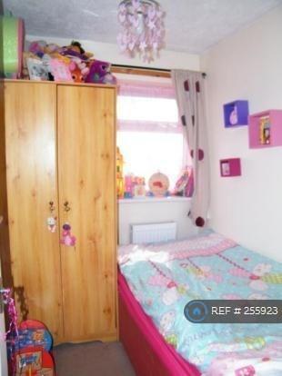 Small Bedroom (Rear)