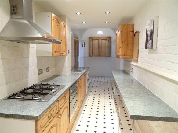 GALLEY KITCHEN: