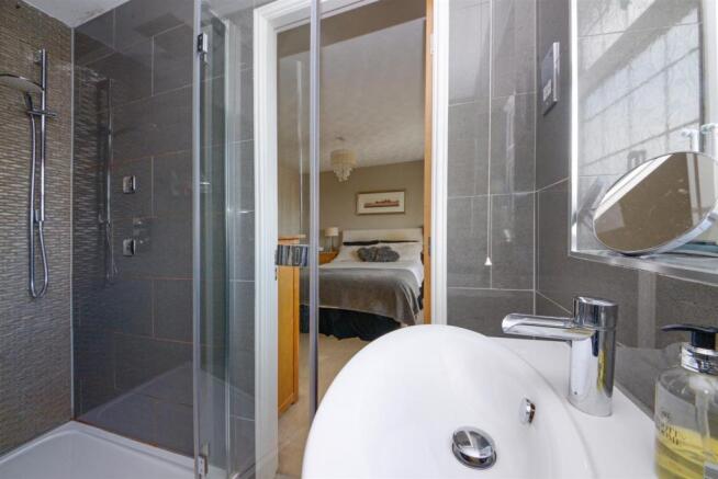 bed 1 ensuite.jpg