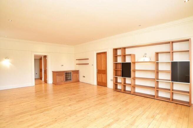 3 bed Flat to rent Image 5