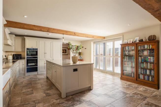 4 bed House for sale Image 8