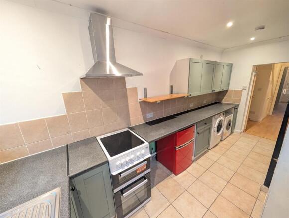 2 bed End of Terrace to rent Image 4