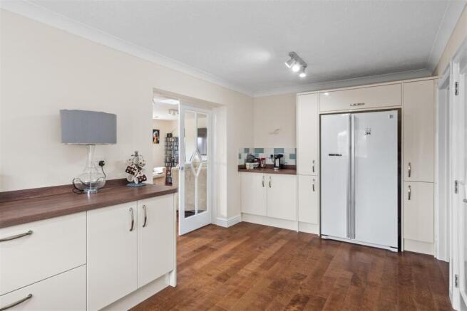 4 bed Detached for sale Image 12