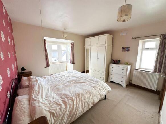 4 bed Detached Bungalow for sale Image 11