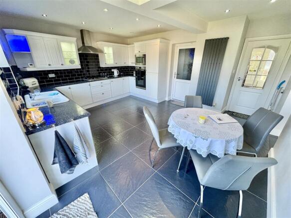KITCHEN / BREAFAST ROOM