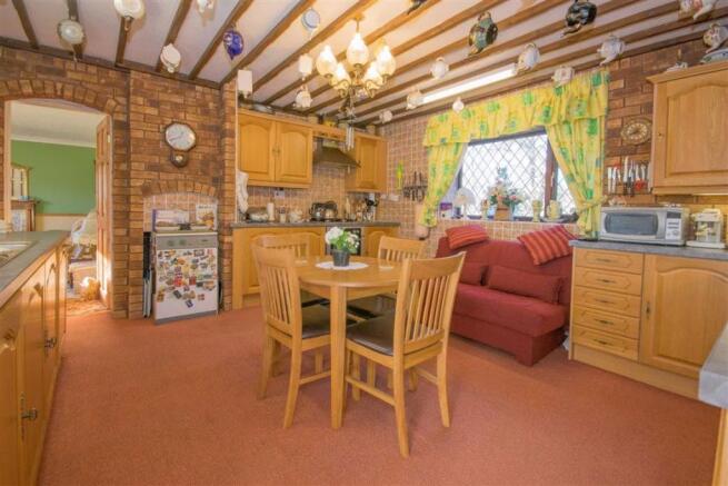 KITCHEN/BREAKFAST ROOM