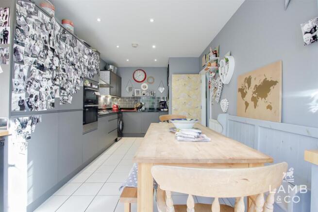 KITCHEN/DINING ROOM