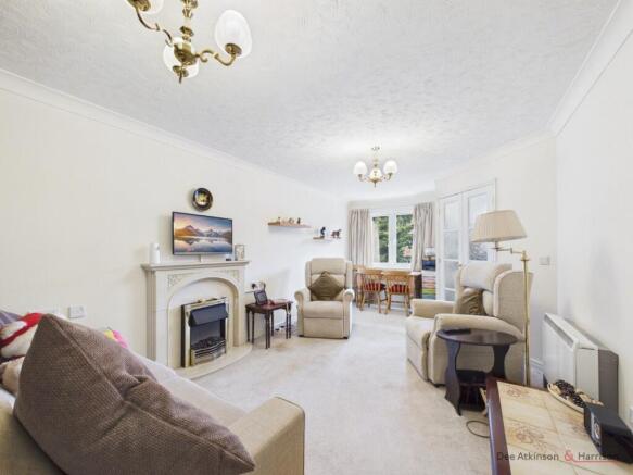 Lounge/Dining Area