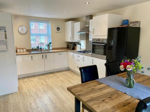 KITCHEN/DINING ROOM