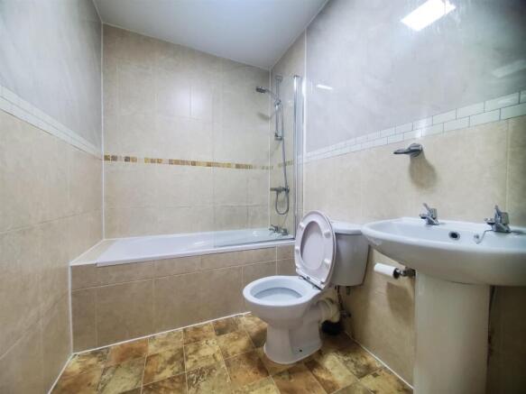 2 bed Terraced to rent Image 6