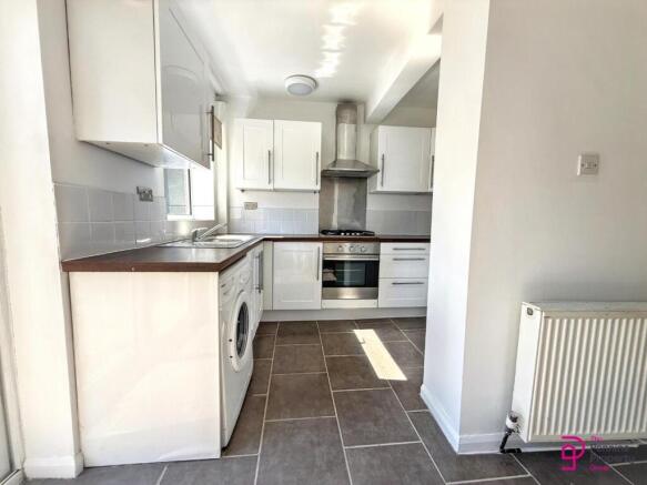 2 bed Semi-Detached to rent Image 4