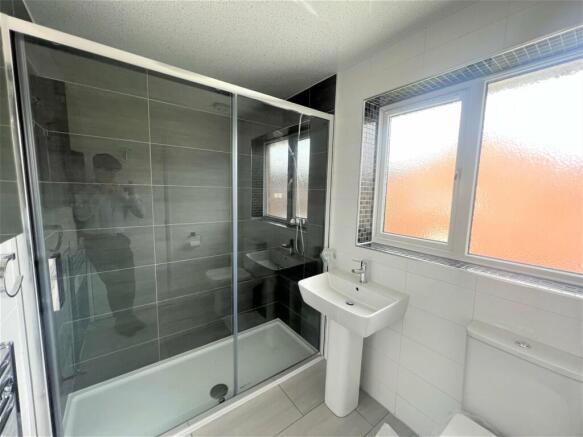 4 bed Town House to rent Image 10
