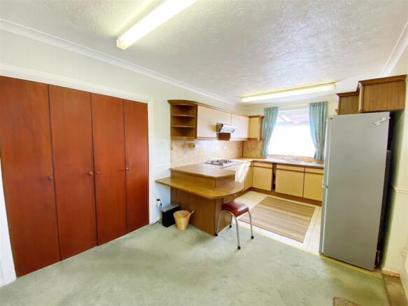 Kitchen2.jpg