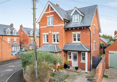 8 Chatsworth Gardens, Shrewsbury, SY3 7BG