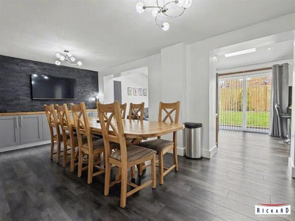 KITCHEN DINER & FAMILY AREA