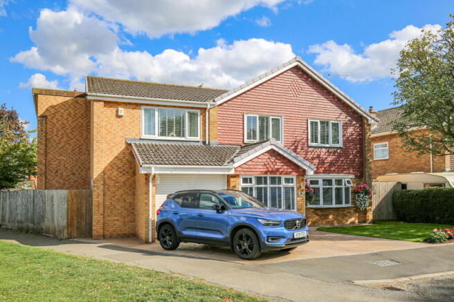 5 bed Detached for sale Image 4