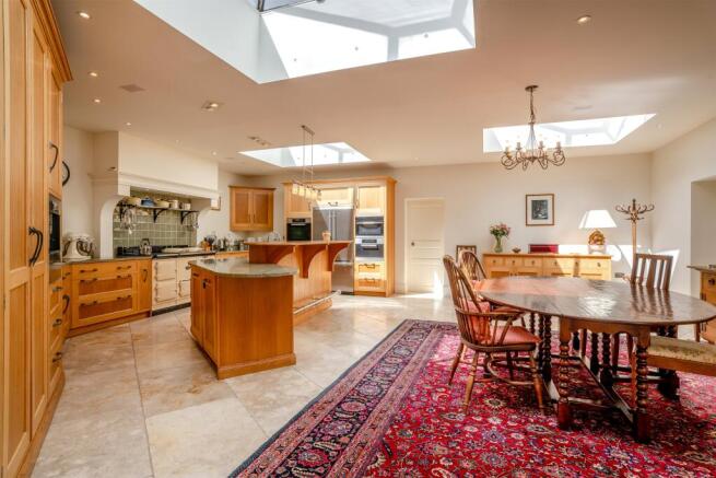 5 bed Detached for sale Image 2
